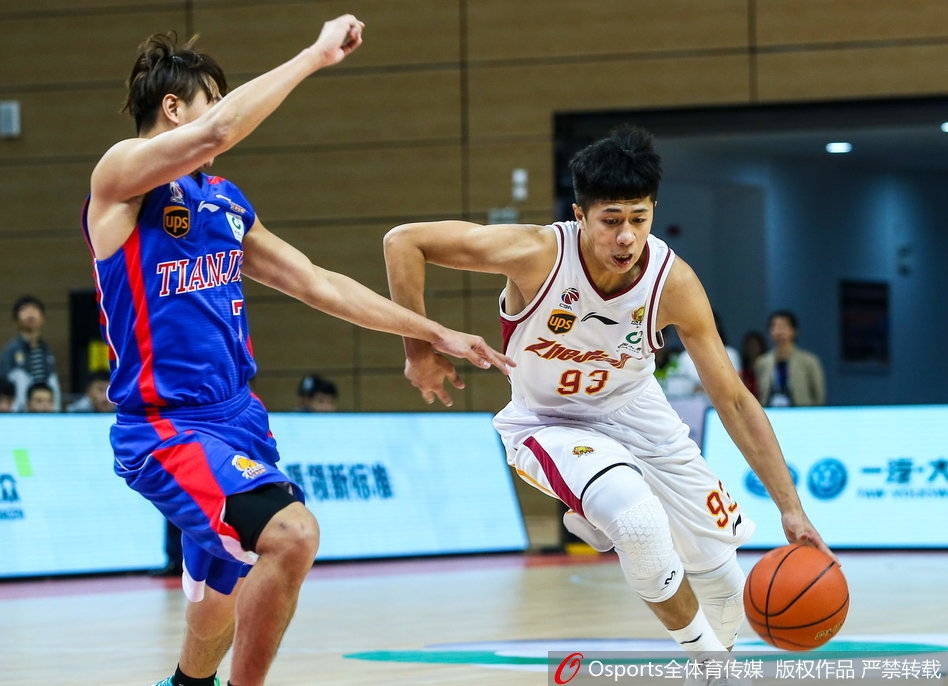 浙江队小将赖俊豪高高跃起,在天津队员头顶抢下关键的前场篮板,落地瞬间眼神坚定,充满斗志