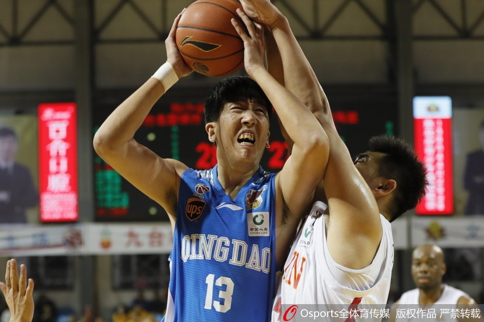 崔晋铭运球快速推进发动反击，青岛队防守球员紧贴跟防，场上攻防节奏令人窒息。