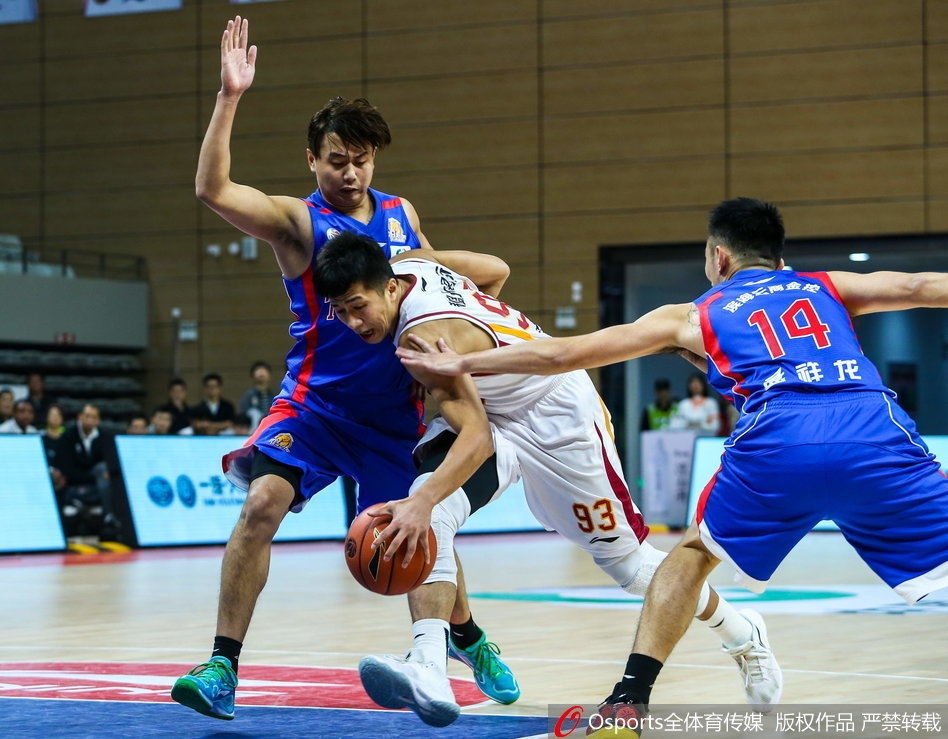 吴前在快攻中如闪电般一条龙直杀篮下,面对空篮轻松上篮得手,这是他全场难得的一次轻松得分