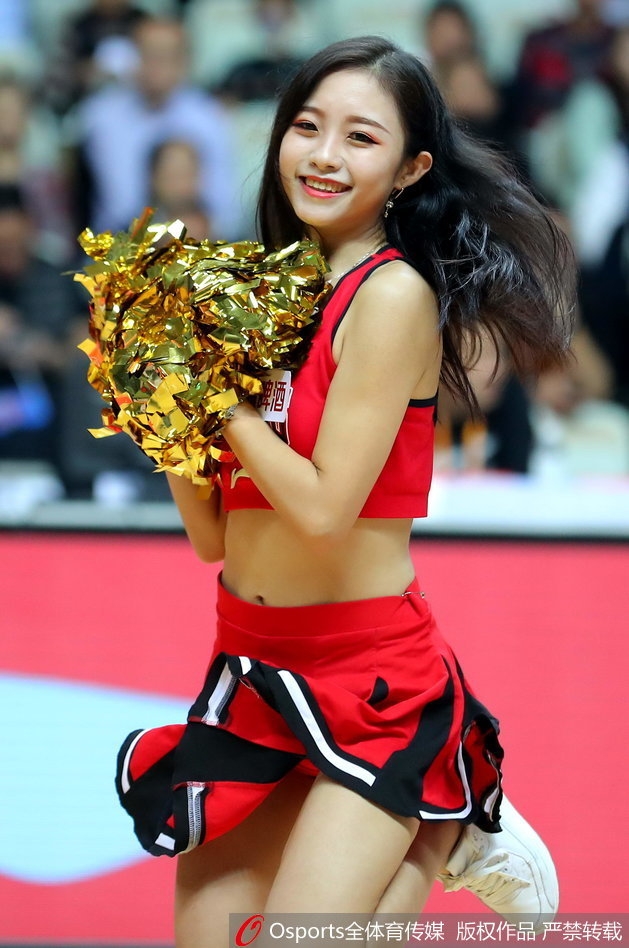 一位领舞的宝贝眼神坚定，她手持花球高高抛起，身体在空中划出优美的弧线，队友们则在她身后围成半圆，整齐地拍手应和，这一刻，她们仿佛是赛场上绽放的烟花。