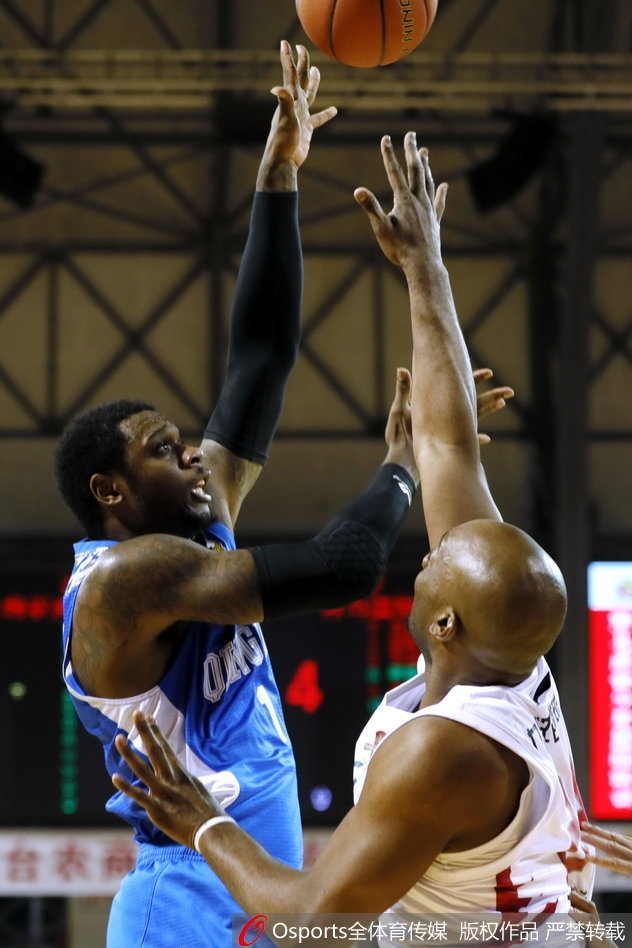 兰德里背身单打青岛外援琼斯，强硬转身抹入内线，以一记势大力沉的单手劈扣终结进攻。