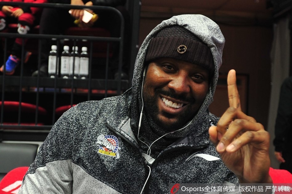 身形圆润的布拉切现身看台，双手插袋眼神专注，仿佛在审视自己即将回归的战场。