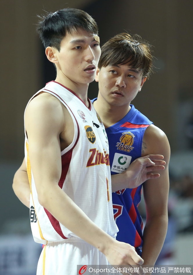 天津队小外援杰特面对三人包夹防守,依然毫无畏惧地强行突破,眼神中充满了战斗的渴望