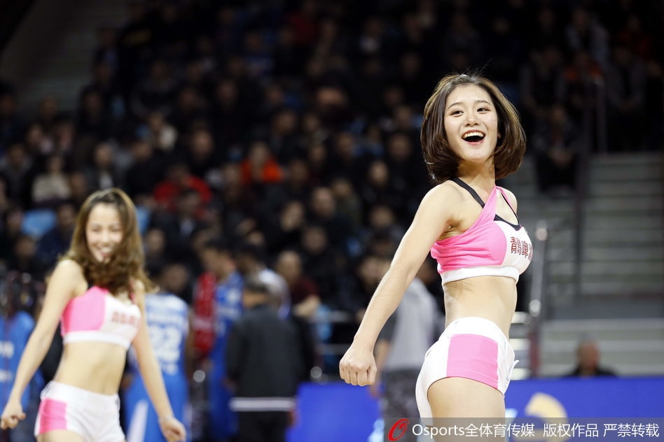 聚光灯下,吉林队的篮球宝贝秀发如瀑,随着劲爆的鼓点尽情甩动,瞬间点燃了全场观众的激情。