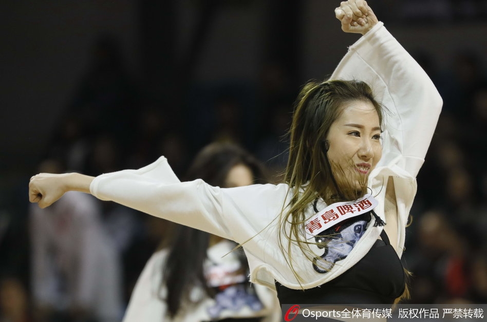 伴随着动感的旋律,篮球宝贝们集体亮相,她们伸展的手臂和飘扬的长发,如同在冰天雪地中绽放的火焰,热烈而奔放。