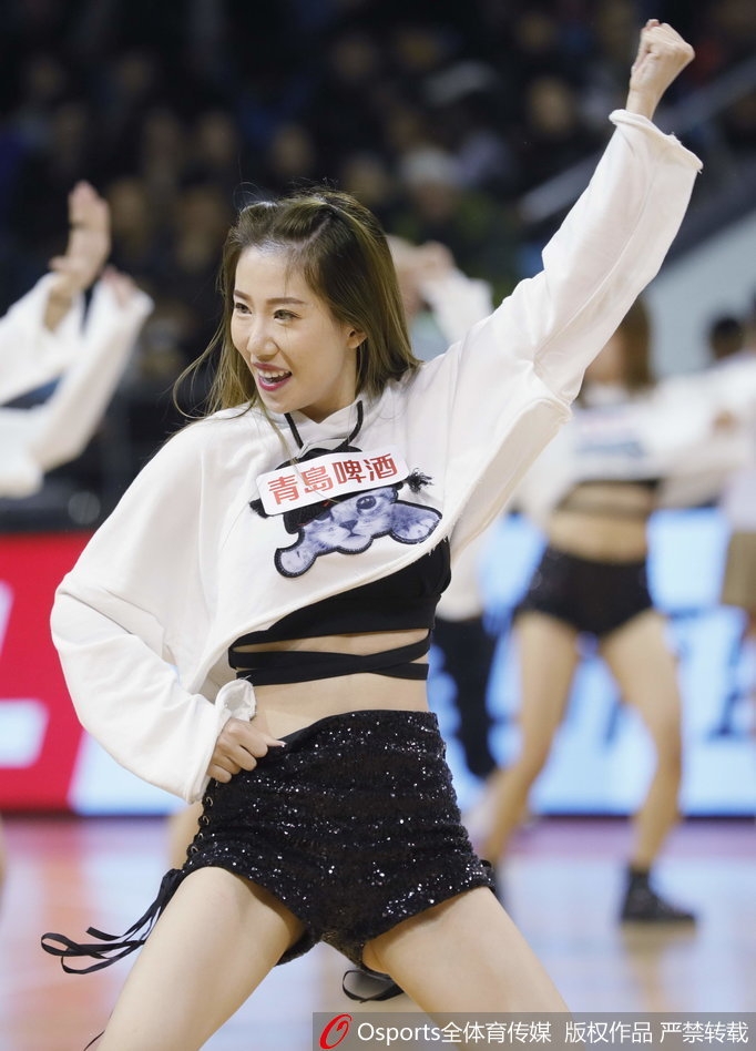 近景镜头下,这位篮球宝贝眼神专注而热情,精致的妆容下洋溢着青春的气息,成为激烈比赛中最柔美的点缀。