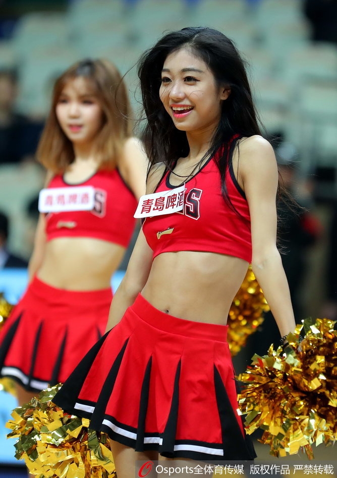 中场休息时，宝贝们换上了红白相间的动感装束，她们排成一列，随着嘻哈音乐的节拍整齐地律动，修长的身影在聚光灯下勾勒出青春最美好的轮廓，引得看台上闪光灯一片。