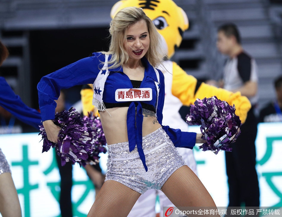 篮球宝贝们整齐划一跳起，展示修长身材与默契配合