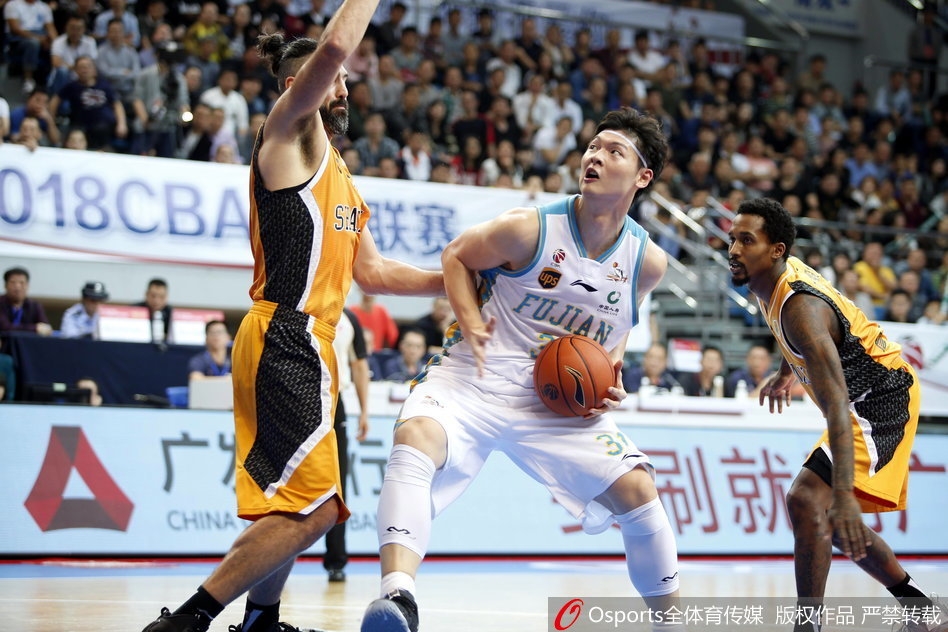 哈里斯背身单打斯科拉,他利用强壮的身体顶开防守,转身后仰跳投,动作一气呵成,展现了扎实的内线技巧。