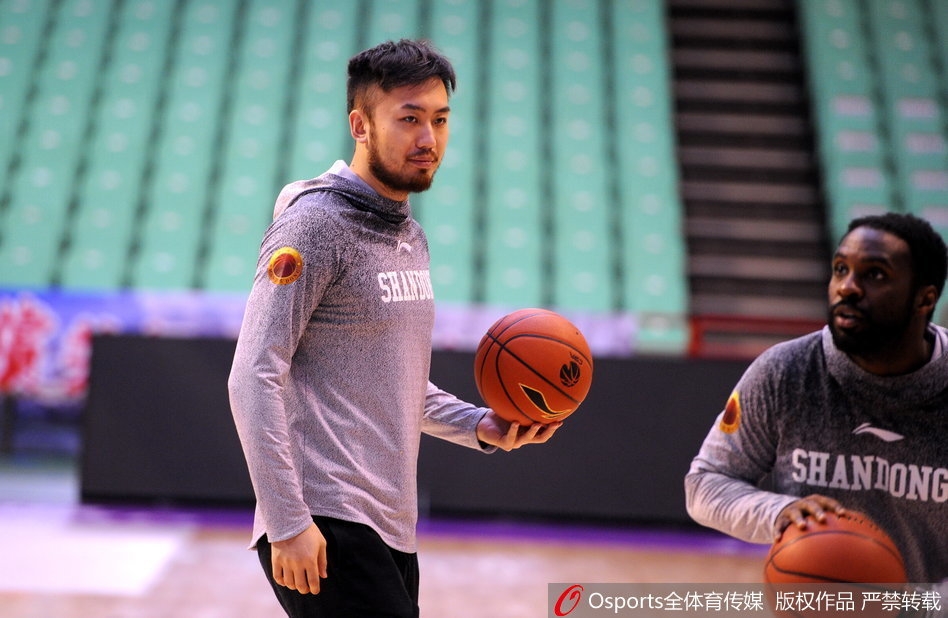 丁彦雨航完成投篮后握拳庆祝，自信满满