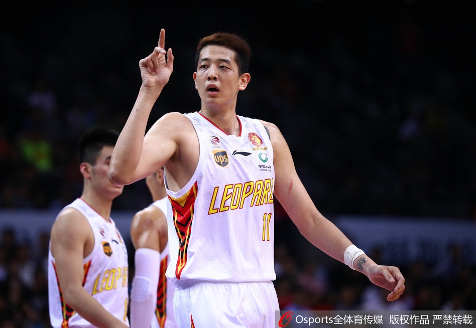 大外援萨林杰在对方内线多人包夹下依然强行起跳，凭借强悍的力量将球补进篮筐，此役他贡献了27分15篮板的大号两双。