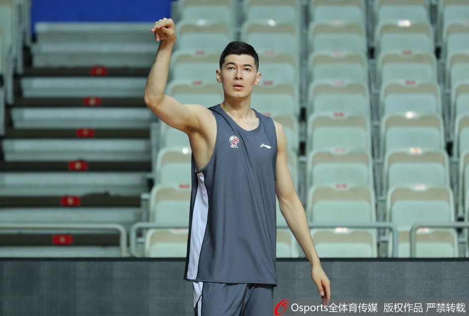 训练间隙,西热力江神情轻松地与队友交流战术,他用手比划着跑位路线,眼神中闪烁着对比赛胜利的渴望与智慧。