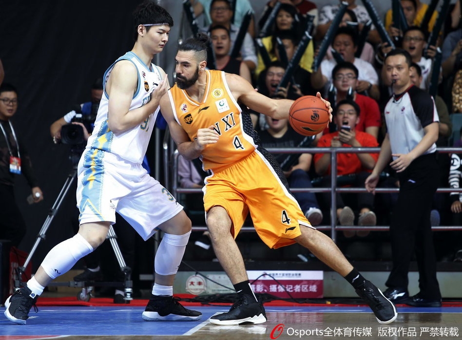 赵泰隆手起刀落,三分球应声入网,篮球在空中划出一道彩虹般的弧线,对手的封盖只能望球兴叹。