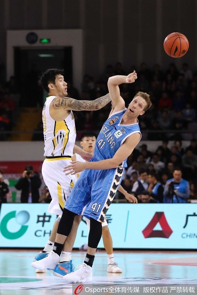 方硕外线三分出手手起刀落，皮球空心入网，这一球让北京队看到了逆转比分的希望。