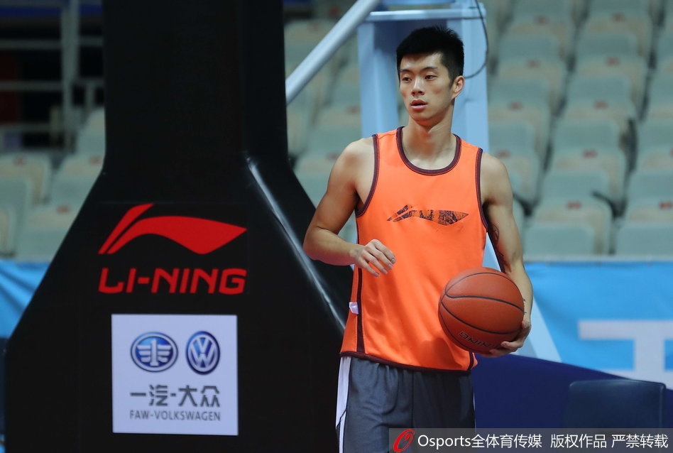 汗水顺着西热力江的脸颊滑落,但他的目光依然坚毅如铁,他不停地在三分线外各个位置接球投篮,仿佛要将篮筐射穿。