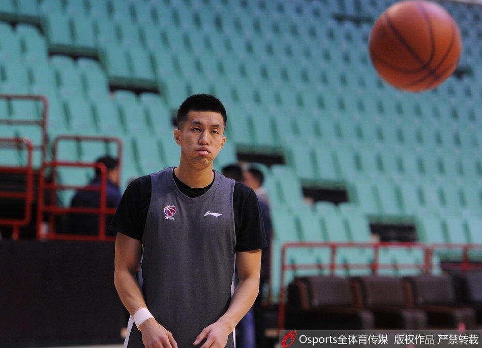 辽宁队主帅郭士强在场边亲自指导贺天举，眼神中满是关切与期待，师徒二人正为即将到来的复出做最后准备。