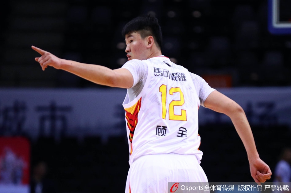 深圳内线李慕豪高高跃起，力压防守球员完成了一次精彩的双手补篮，他本场拿下17分8篮板的准两双数据，捍卫了球队的禁区。