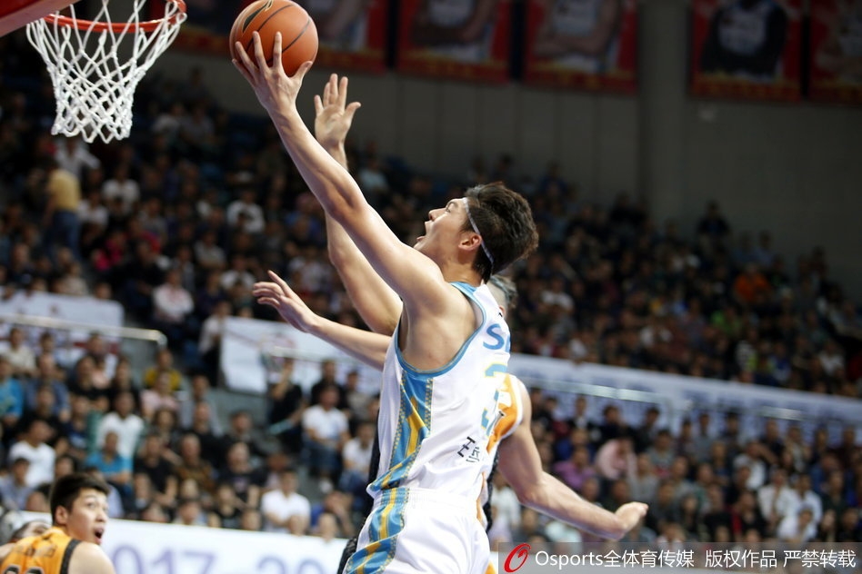 陈林坚快攻中上演单手劈扣,他像一把出鞘的利剑直插对手心脏,整个球馆为他沸腾,队友也上前与他激情庆祝。