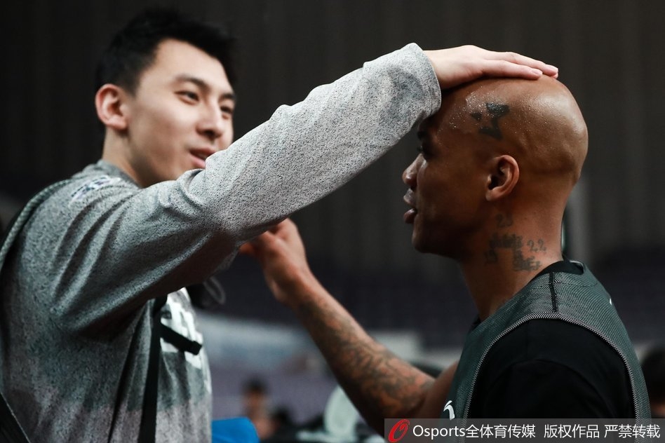 在训练馆柔和的光线下，吉喆脸上挂着坏笑，伸手轻抚马布里光滑的头颅，老马则回头露出无奈又宠溺的表情，仿佛时间从未流逝