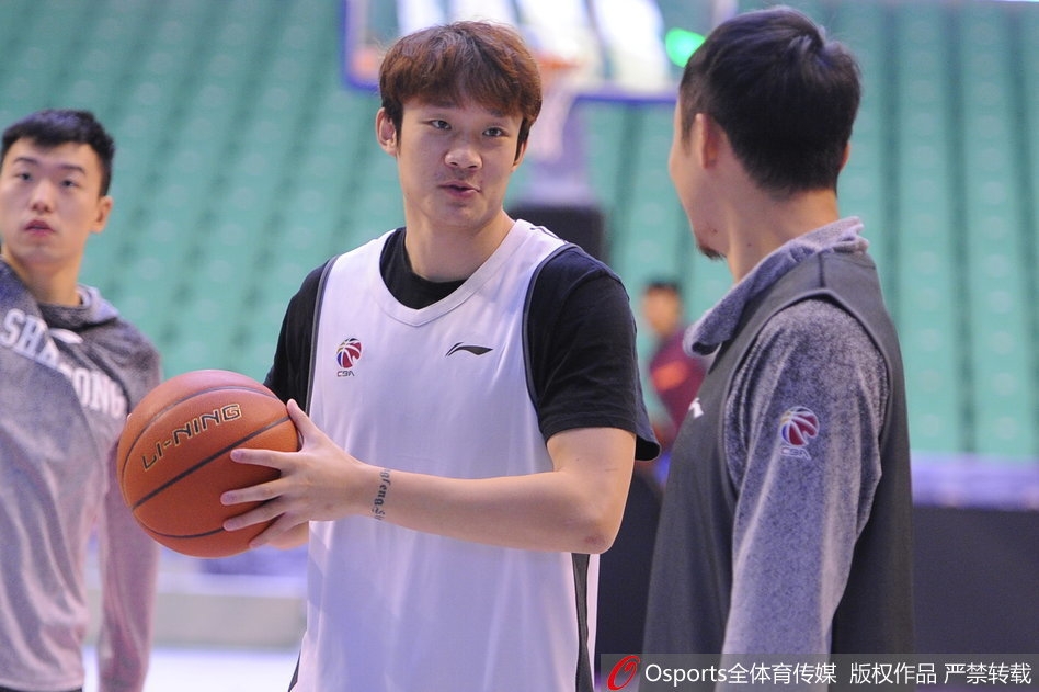 丁彦雨航三分线外干拔跳投，篮球划出完美弧线