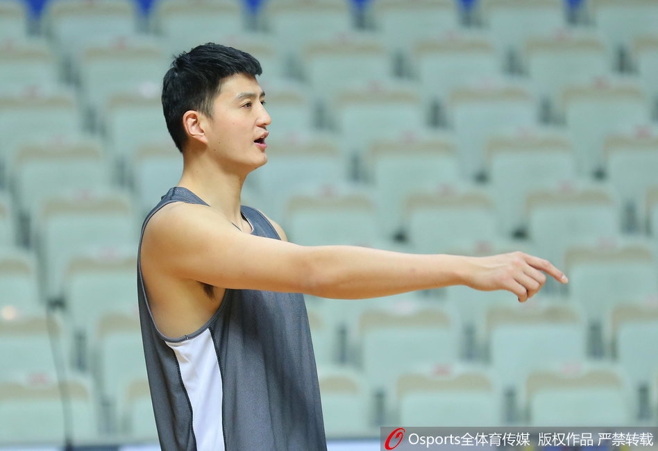 训练结束,西热力江没有立刻离开,而是站在场上回顾着刚才的投篮动作,那份对细节的极致追求,正是他能从新疆走向全国的秘诀。