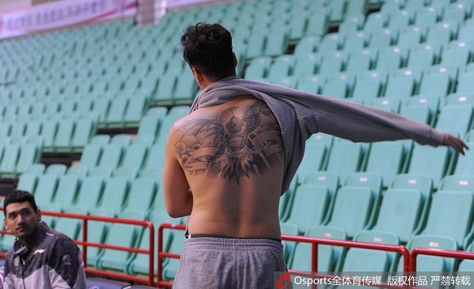 贺天举在训练中表情专注，运球寻找节奏，眼神中透露出对重返赛场的渴望与坚定。