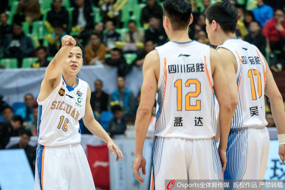 老将孟达外线持球，面对防守人毫无惧色，手腕轻抖，皮球划出一道彩虹般的弧线直钻网窝，这一刻他是全场最冷静的杀手。