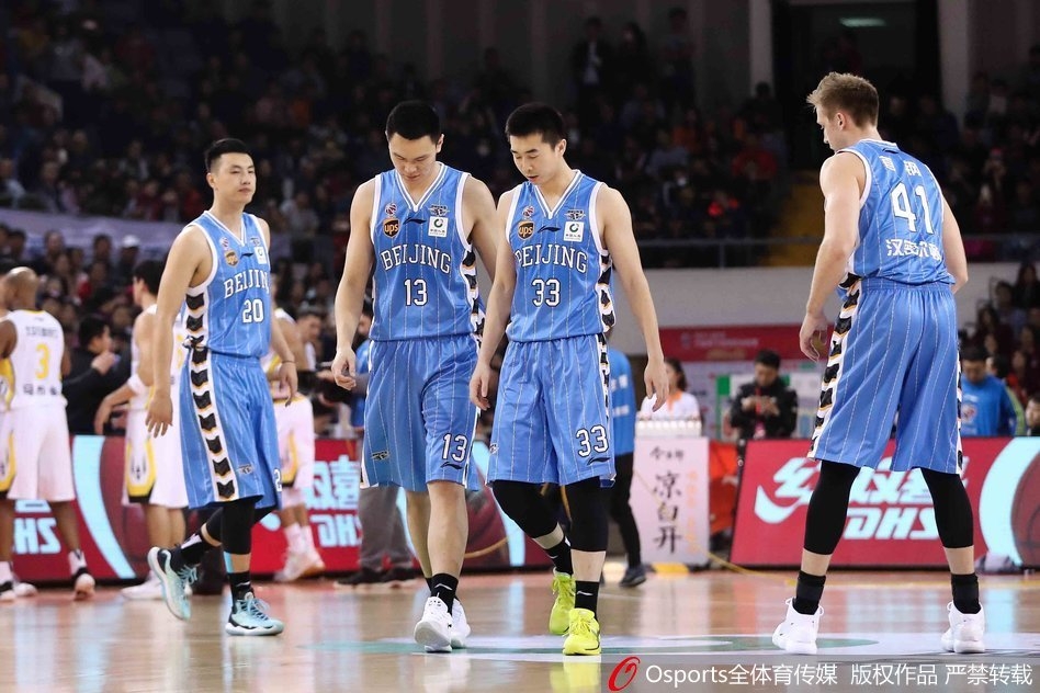 马布里赛后深情拥抱昔日队友，脸上带着释然的微笑，这一刻胜负已分，唯有情义长存。