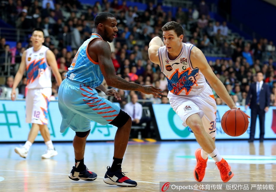 比赛结束的哨声响起，上海大鲨鱼球员们围在一起激情庆祝这场来之不易的宝贵胜利