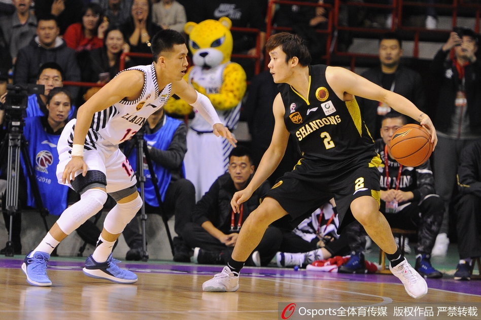 丁彦雨航在终场哨响后,神情黯然地低头走向场边,他本场的出色发挥未能为球队带来一场胜利,留下了落寞的背影。