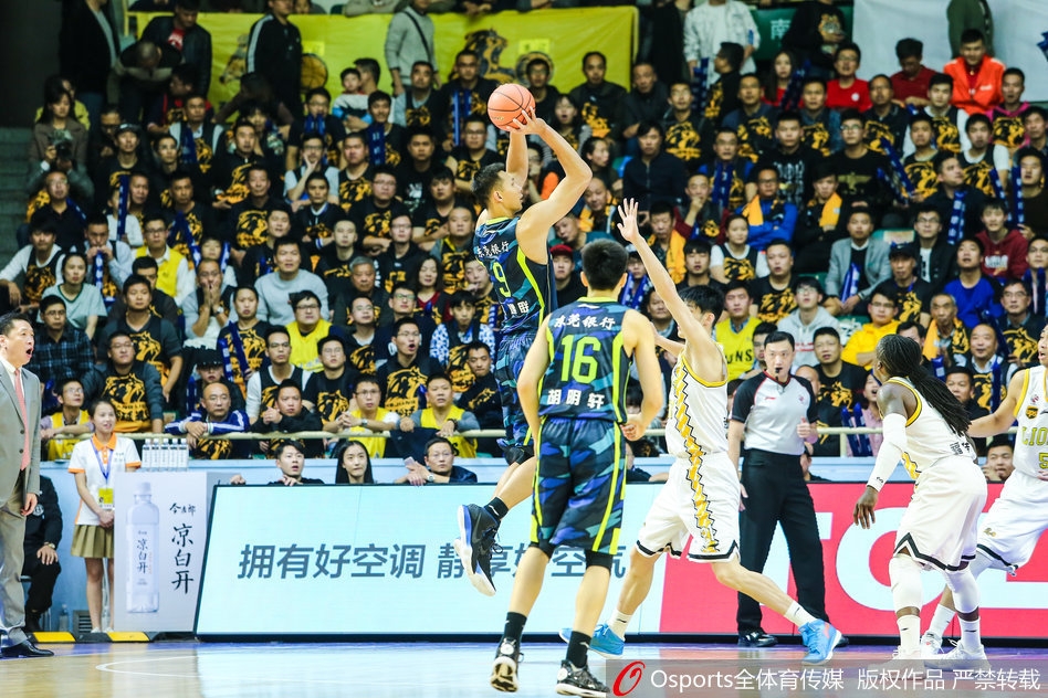 胡金秋与易建联在禁区进行肌肉碰撞的卡位战，胡金秋拼尽全力卡住位置，眼神中充满了对胜利的渴望。