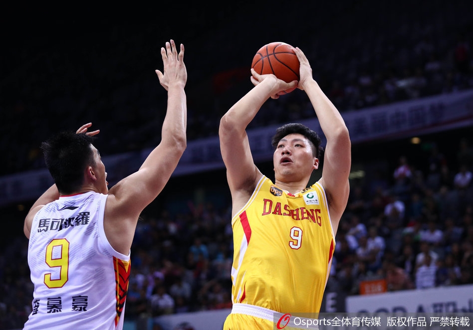 深圳队孟铎在快攻中疾速狂奔，面对防守球员轻松上篮得分，本场比赛他贡献14分，是球队外线不可或缺的火力点。