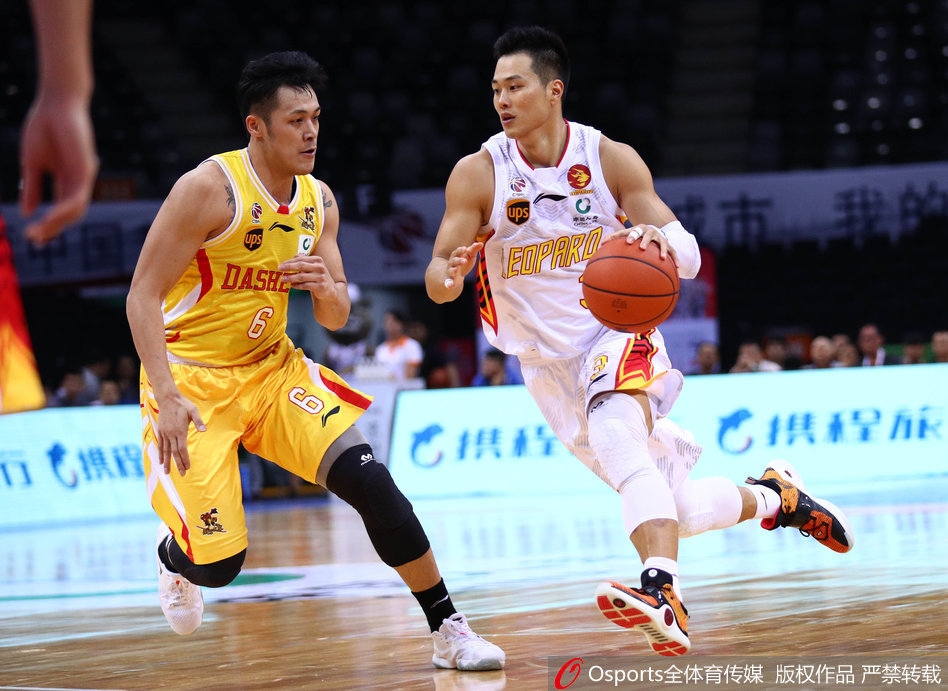 深圳队顾全在三分线外果断出手，篮球在空中划出完美弧线，本场他手感热得发烫，独揽全场最高的28分。