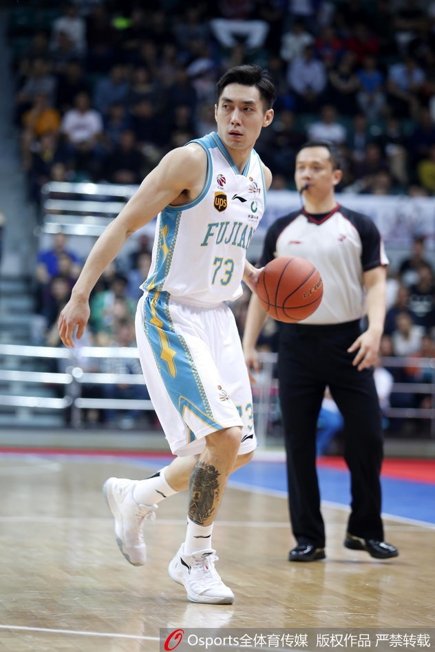 外援史密斯如灵猫般突破山西队的防线,在两人夹击的缝隙中找到出手机会,打成精彩的2+1,表情坚毅。