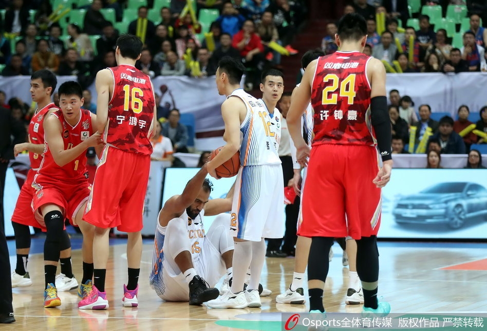 裁判哨响，双方球员在篮下为了球权奋力拼抢，肌肉的碰撞声和飞洒的汗水，正是这场激烈对抗最真实的写照。