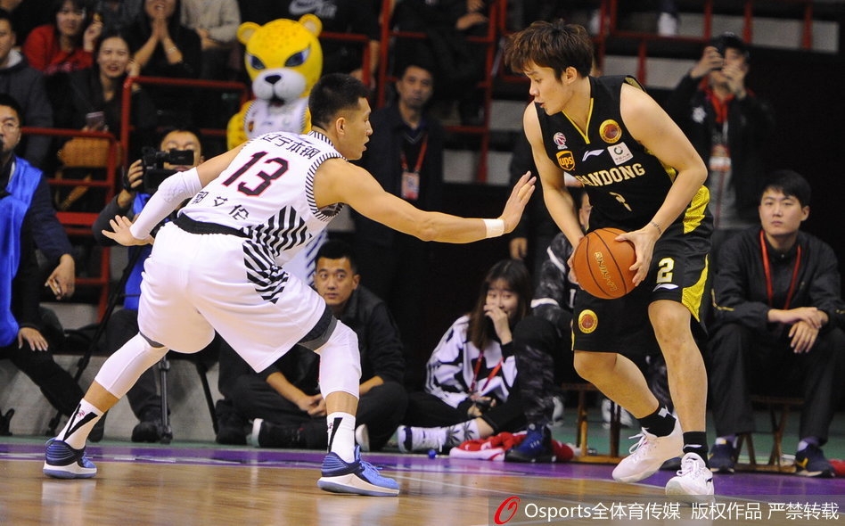 山东队外援莫泰尤纳斯在辽宁队内线的严密防守下,依然顽强地将球放入篮筐,展现了欧洲内线的柔和手感。