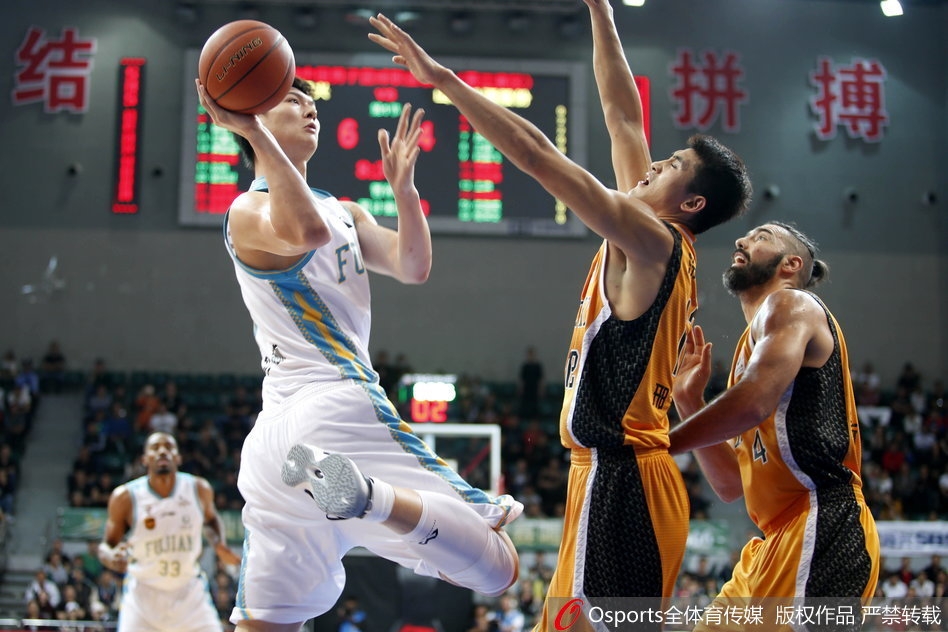 王哲林在山西队内线面前高高跃起,犹如擎天柱一般双手暴扣,篮筐都仿佛在震颤,现场球迷瞬间被点燃。