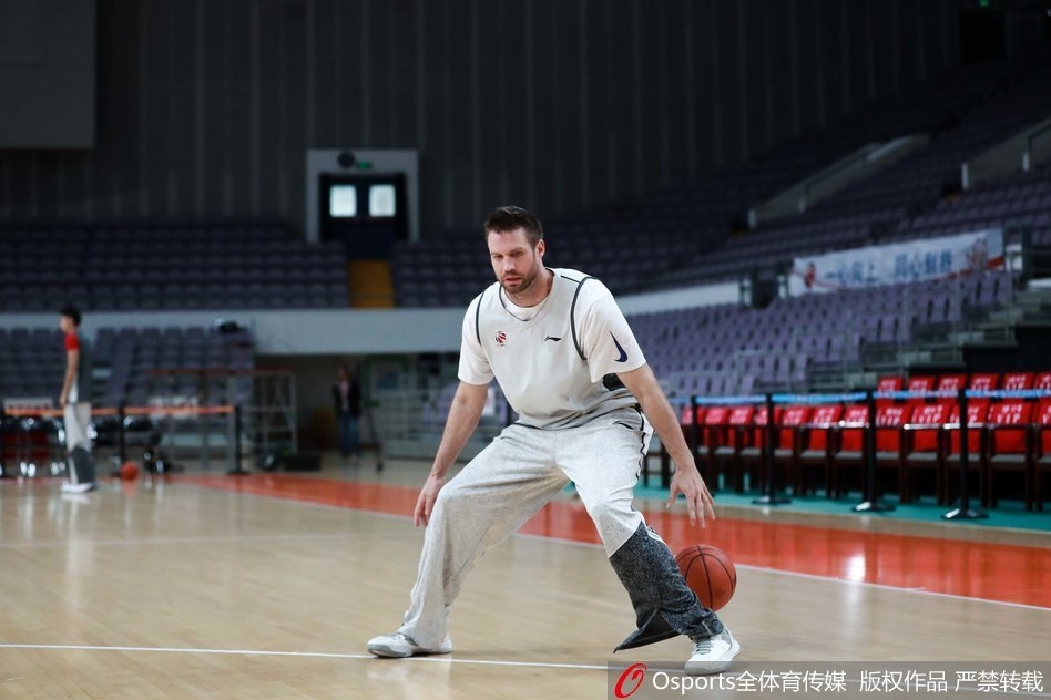 马布里弯腰低头，认真地与身材高大的年轻球员张才仁碰拳致意，老将的谦逊与新秀的敬仰在这一刻定格