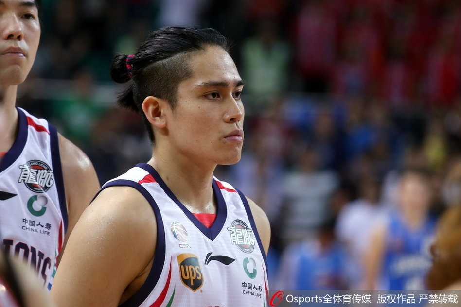 江苏队马尚·布鲁克斯飘逸上篮，他用45分的华丽表演证明了自己为何被称为“小科比”，是球队逆转的绝对核心。