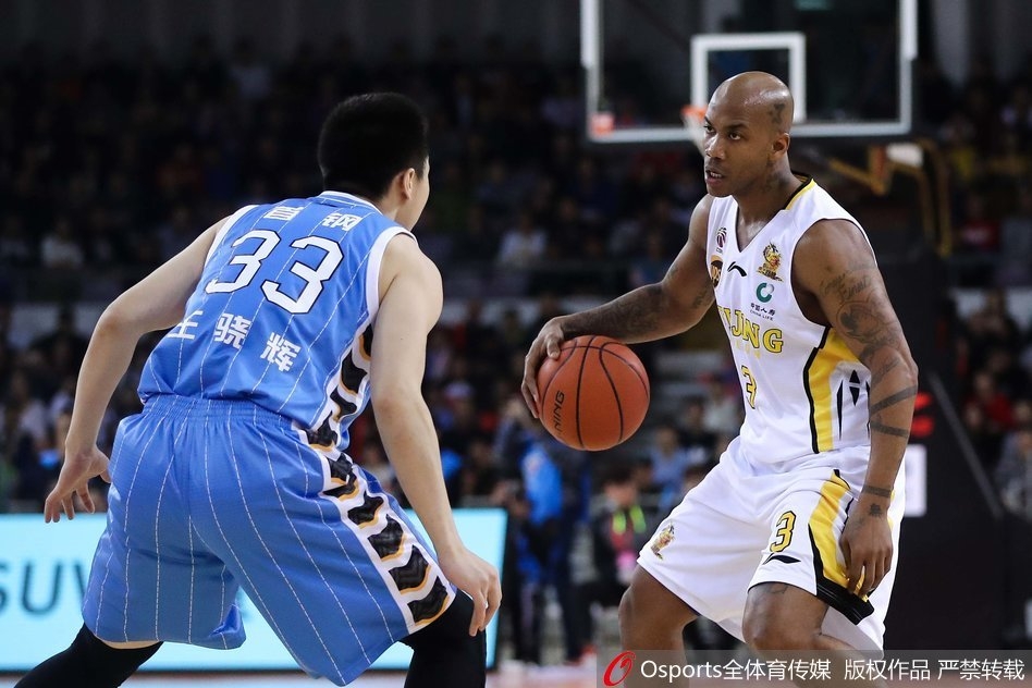 兰多夫篮下强攻展现内线统治力，对方防守球员人仰马翻，皮球在空中划过一道弧线坠入网窝。