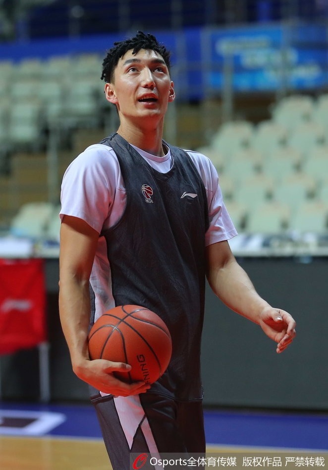 在教练的指导下,西热力江反复练习着绕掩护后的接球投篮,他的每一次出手都显得自信满满,仿佛比赛的最后时刻正在来临。