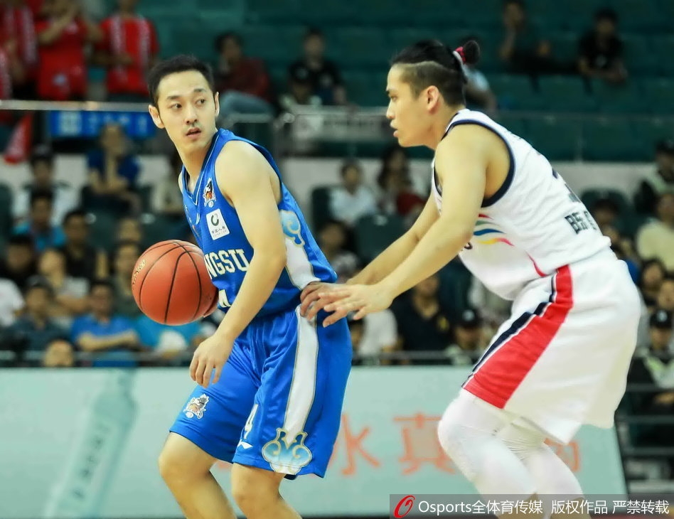 天河体育馆的红色海洋中，广州龙狮队球员眼神如炬，主场作战的他们从一开场就点燃了球迷的全部热情。