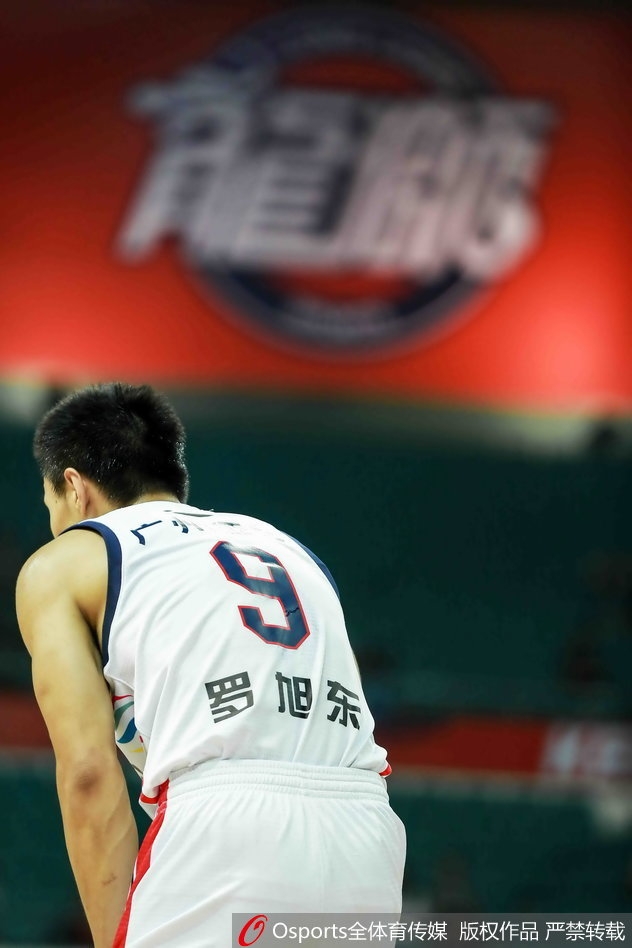 赛后，轰下55分的弗格落寞地站在场边，眼神中充满了不甘，他拼尽了全力，却依然与胜利失之交臂。