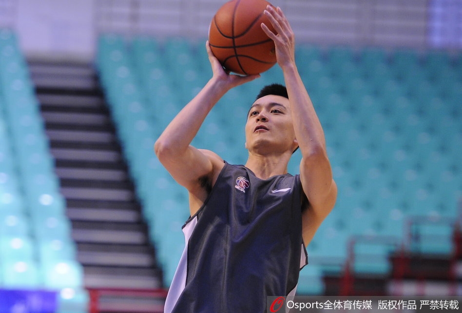 贺天举在篮下卡位拼抢篮板，尽管刚刚恢复对抗，但他的卡位意识和身体硬度依然在线，展现出防守端的积极性。