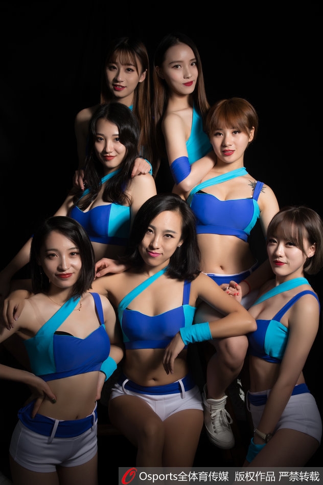 特写镜头下的肯帝亚宝贝,肌肤胜雪,唇角上扬的甜美笑容如同春日暖阳,让人忘却赛场上的激烈拼抢