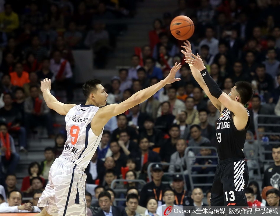 24岁生日夜的赛场上,郭艾伦面对防守球员,神情专注而坚毅,用一记精准的跳投为辽宁队贡献关键分数,全场他轰下了30分。