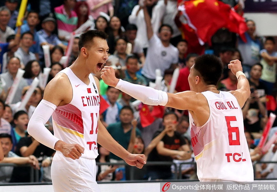 虽然赛场上是对手,但场下的郭艾伦面带标志性的开朗笑容,与队友互动搞怪,展现出他豪爽幽默、人缘极佳的“大侄子”本色。