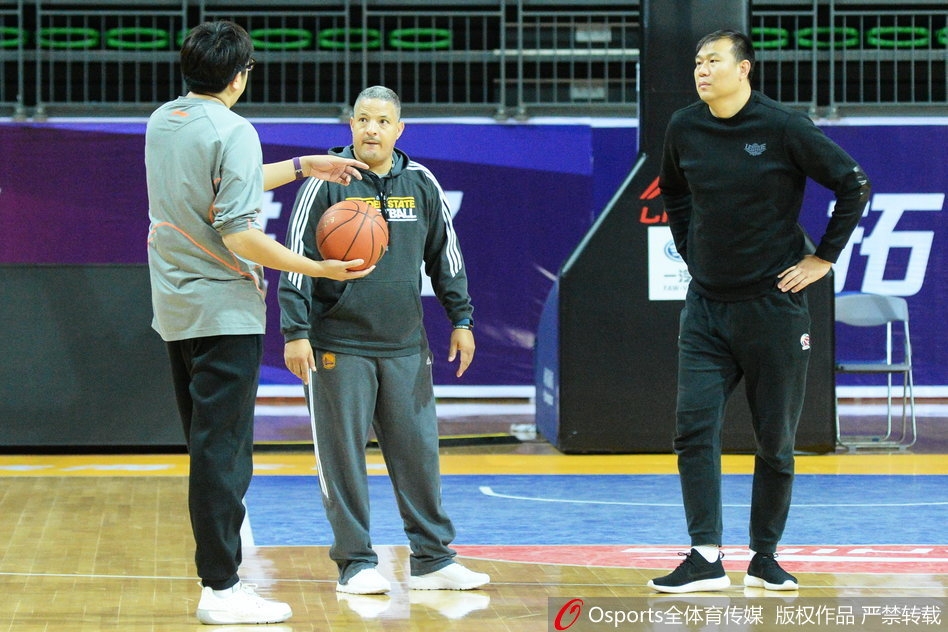 天津队员在进行高强度的折返跑训练，汗水飞溅，每个人脸上都写满了坚毅与拼搏。