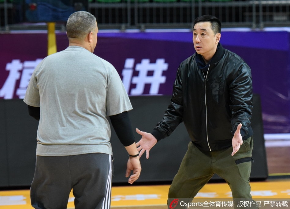 天津队球员们围成一圈，休利站在圈中央挥动着手臂进行战前动员，气氛紧张而热烈。