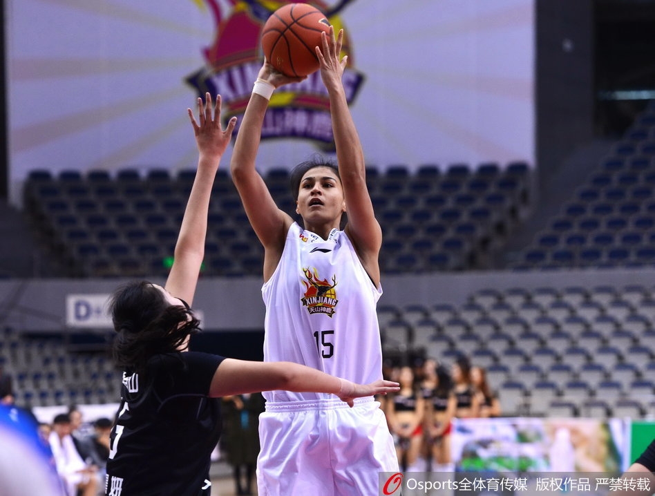 辽宁队球员王珵珵面对旧主毫不手软，在三分线外张弓搭箭，手起刀落，篮球划出一道美丽的弧线直穿网心，这是她本场精准火力的一个缩影。
